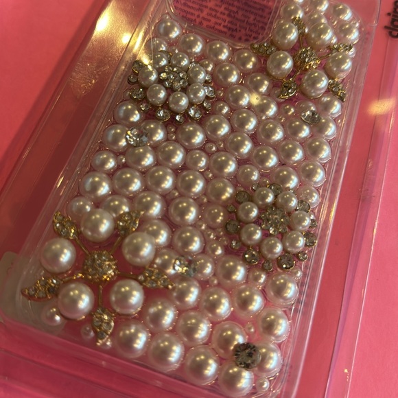 Crystal & Pearl Flowers Bling Phone Case - Fits iPhone® 13 Pro Max Claire’s NWT - Picture 4 of 6